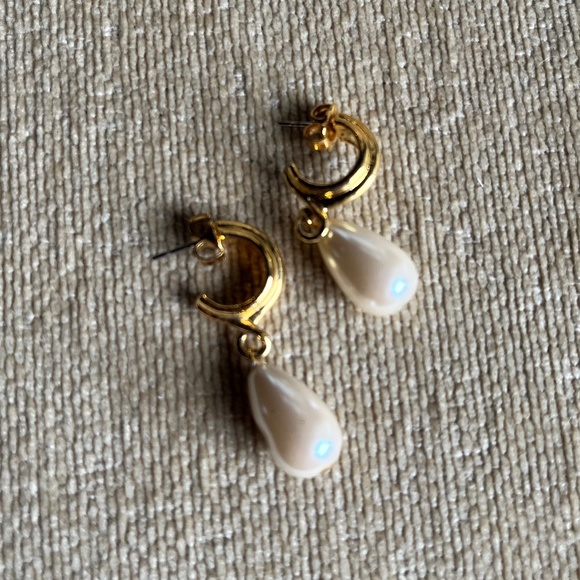 VINTAGE (1992) AVON VERSATILE STYLE HOOPS FAUX PEARL PIERCED EARRINGS - Picture 1 of 3